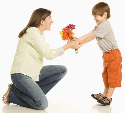 Bimbo che regala i fiori alla mamma