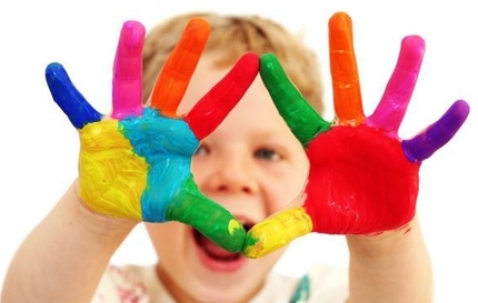 Bimbo con le mani colorati color arcobaleno