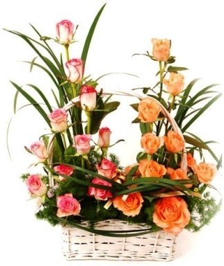 cesto decorato con fiori per la festa della mamma