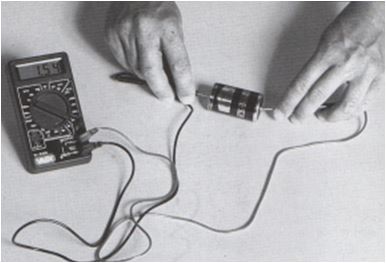 prova della pila utilizzando il tester