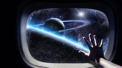 Vista di Saturno attraverso oblò di un'astronave