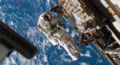Astronauta stazione spaziale esplora il cosmo