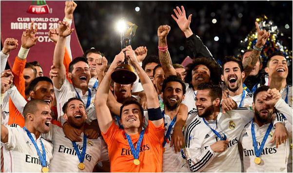 Iker Casillas solleva il trofeo Toyota 2014