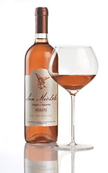 bottiglia e bicchiere con vino rosato