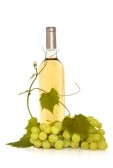 bottiglia di vino bianco con uva