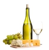 bottiglia di vino bianco con bicchiere e grana padano