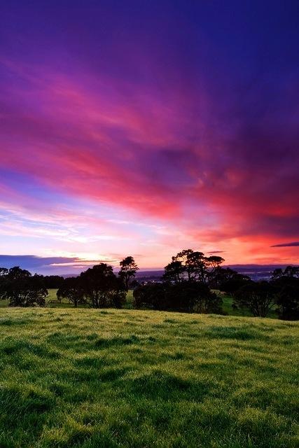paesaggio collina nuvole tramonto viola blu