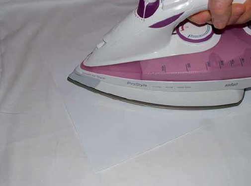 ferro da stiro sulla t-shirt
