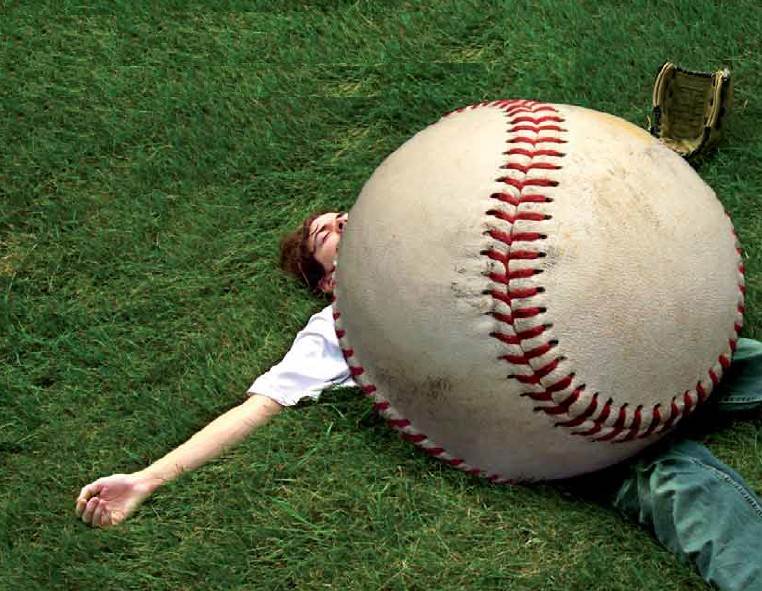 effetto fotomontaggio palla di baseball gigante
