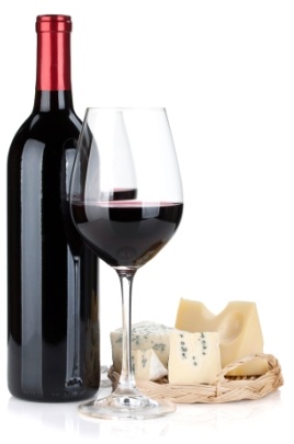 Bottiglia di vino rosso con tagliere con formaggi