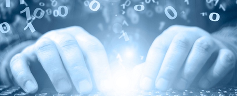 keylogger mani digitano sulla tastiera