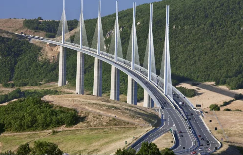 Norman Foster ponte di soggiorno per cavi, viadotto di Millau, nel sud della Francia