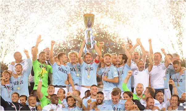 foto dei festeggiamenti della squadra della Lazio