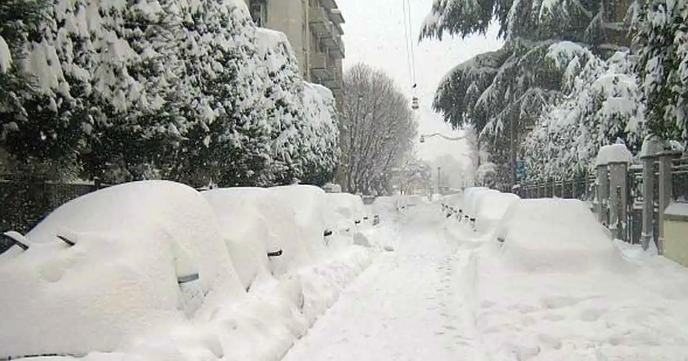 paesaggio con nevicata abbondante